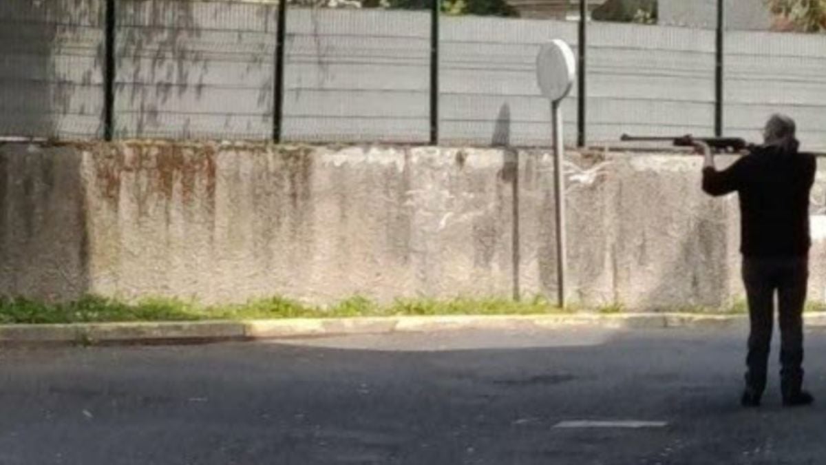 Foto di un uomo armato che inseguiva i bambini il 19 aprile, vicino a Puy-en-Velay