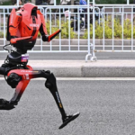 Un robot corre la mezza maratona di Pechino in... 50 minuti e batte il record mondiale umano nella disciplina


