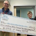 Un ragazzo vende limonata per aiutare la ricerca sul cancro e raccoglie solo 22 dollari... prima di riceverne 100.000!


