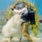 Una coppia di appassionati di immersioni si sposa sott'acqua a Mauritius


