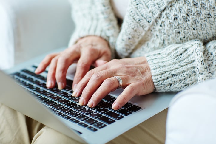 Una donna usa la tastiera del computer