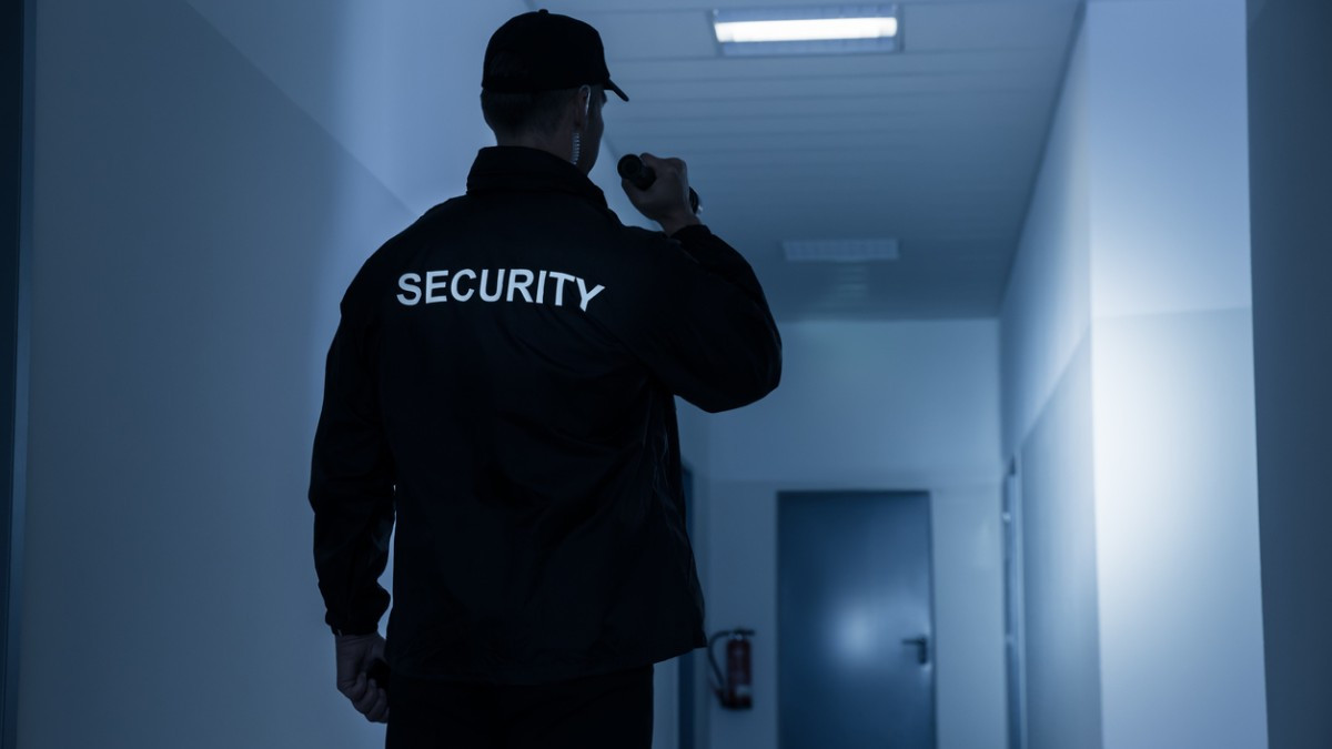 Licenzia la sua guardia giurata che non impedisce un furto con scasso... e deve pagargli 41.000 euro


