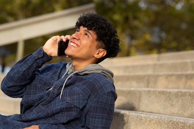 Un uomo che ride al telefono