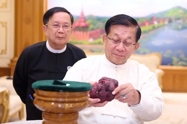 Il presidente Min Aung Hlaing esamina da vicino il rubino da 11.000 carati