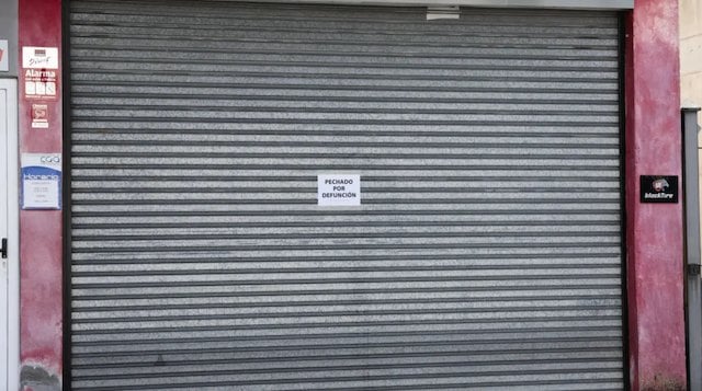 Veduta del garage chiuso dopo un decesso