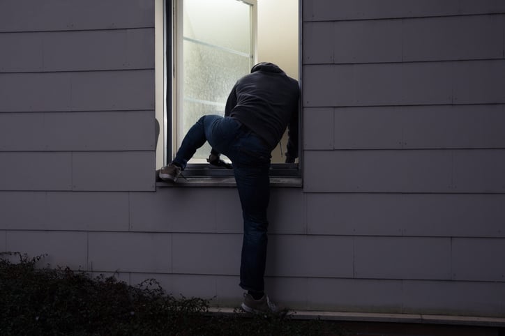 Un ladro entra in una casa dalla finestra