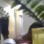 VIDEO: Gli inquilini sorprendono il padrone di casa a fare sesso sul divano 


