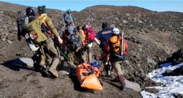 I soccorritori recuperano il corpo della vittima