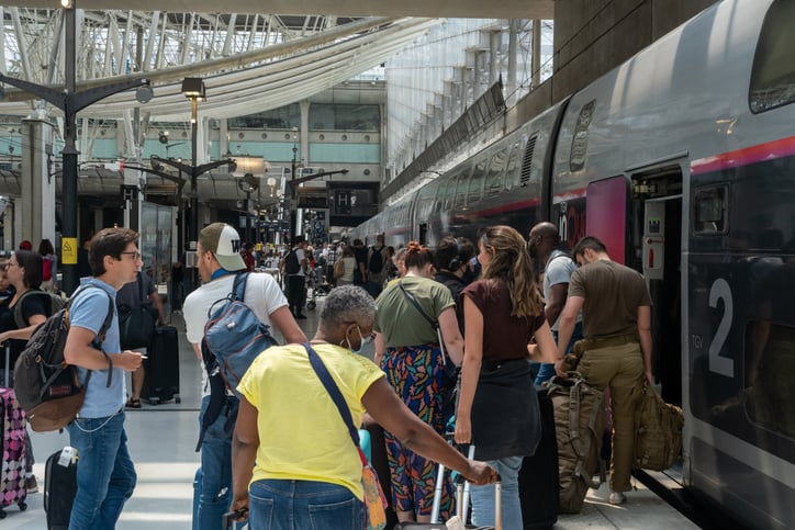 Passeggeri di un TGV al binario