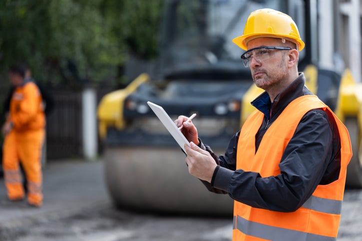 Un uomo lavora in un cantiere edile