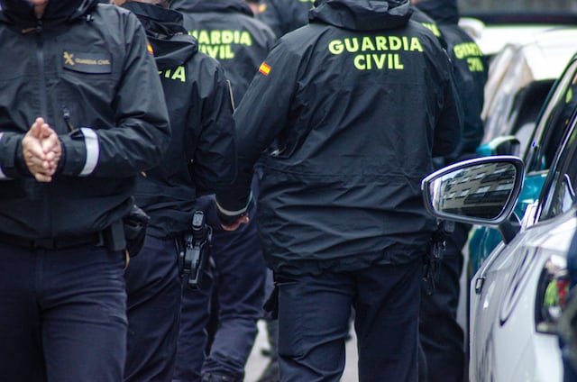 Un gruppo di agenti di polizia della Guardia Civil