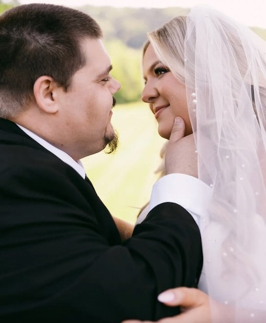 Shelby Crawford e suo marito Corey il giorno del loro matrimonio