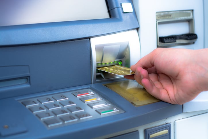 Una carta bancaria inserita in un bancomat