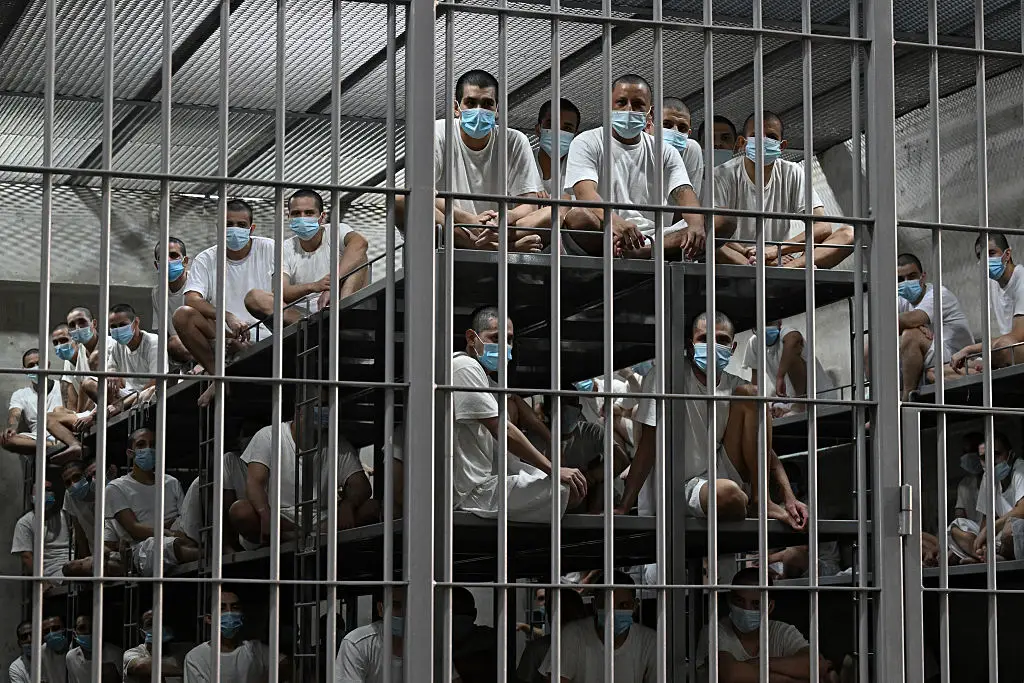 Cella sovraffollata nel Centro de Confinamiento del Terrorismo in El Salvador
