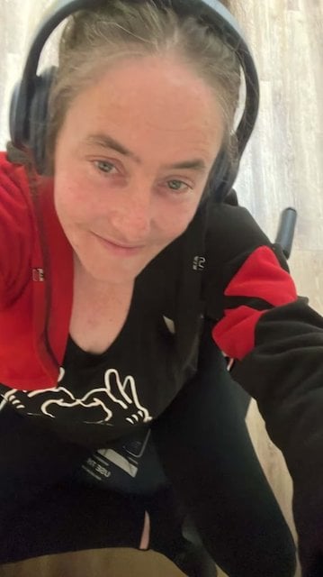 Jayne Stephen su una sedia a rotelle