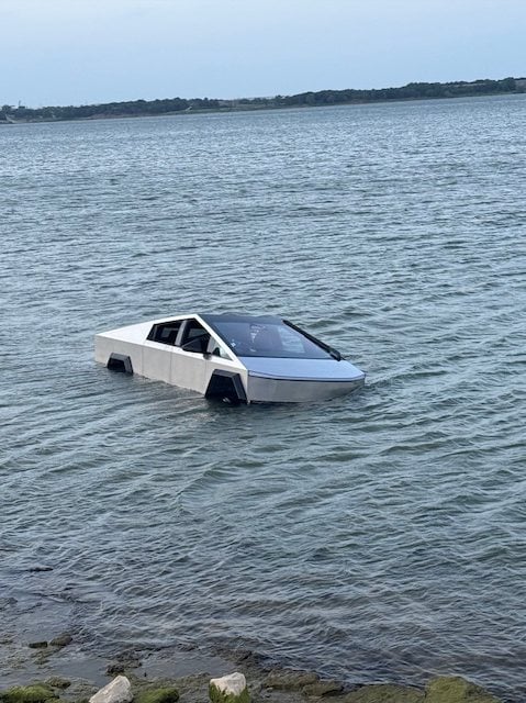 Foto che mostra il Cybertruck Tesla nel lago