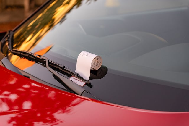 Un'auto con biglietto