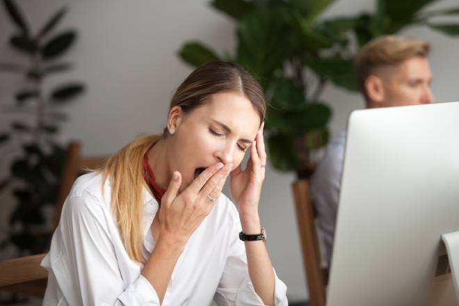 Donna d'affari stanca al lavoro