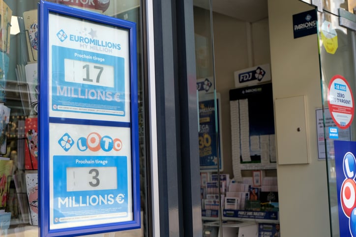 Facciata di un tabaccaio che annuncia le vincite del lotto e dell'Euromillions