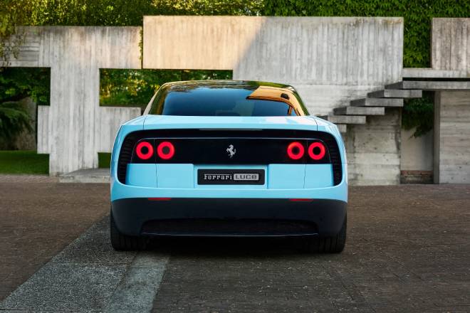 Parte posteriore dell'auto elettrica Ferrari Luce