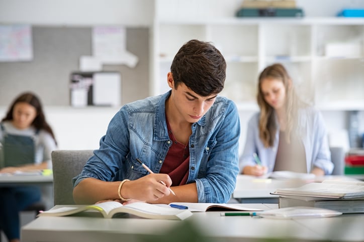 Gli studenti sostengono un esame