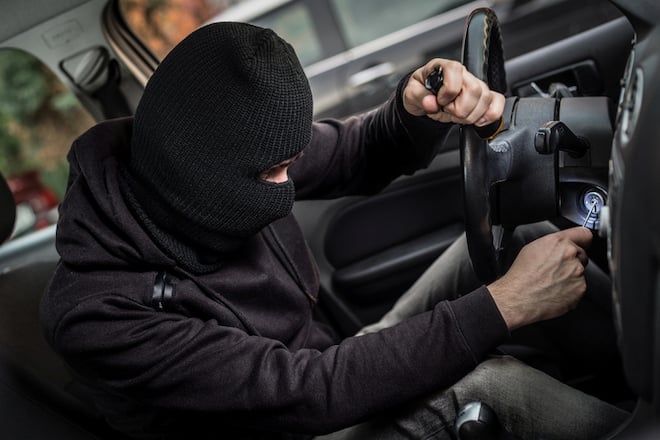 Un uomo ruba un'auto