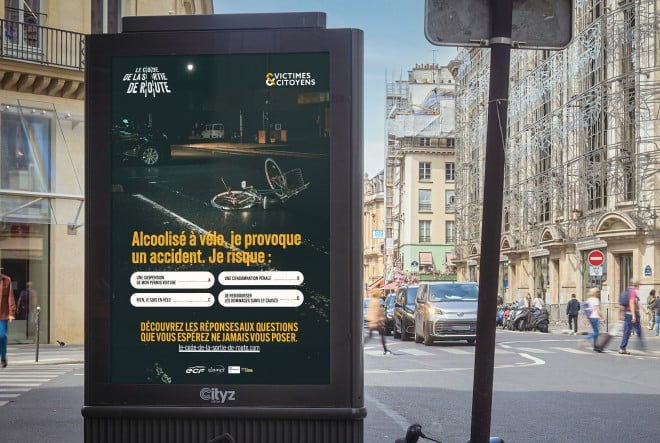 Un poster sul codice di uscita della strada