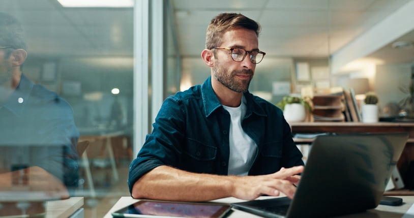 Un uomo lavora al computer