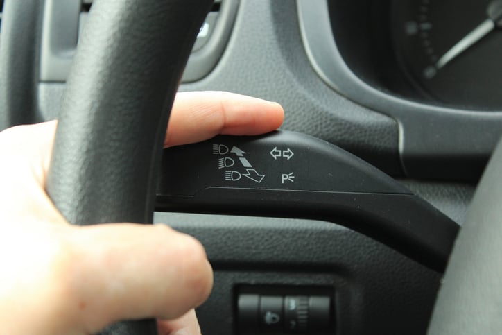 L'indicatore di direzione su un'auto
