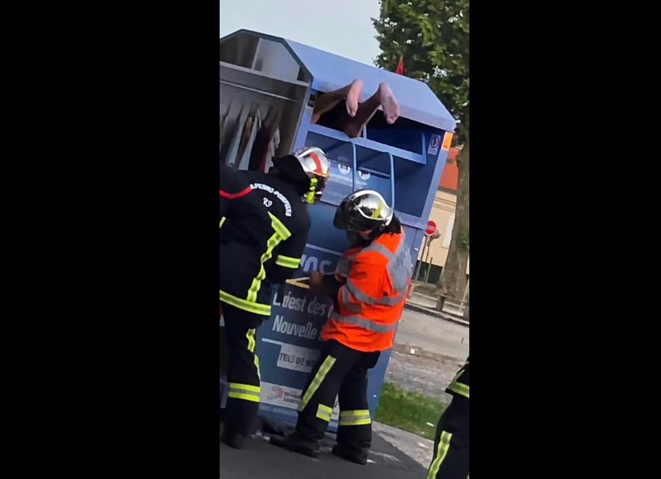 Foto che mostra i vigili del fuoco in azione