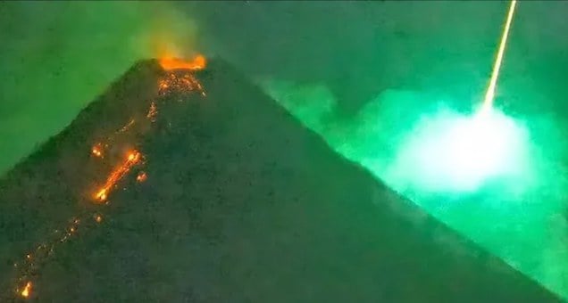 Il meteorite che passa sul vulcano Mayon, nelle Filippine