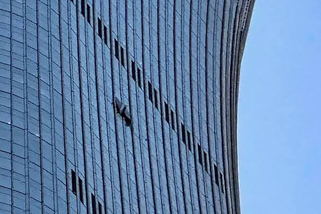 La Citic Tower di Pechino colpita da un aereo