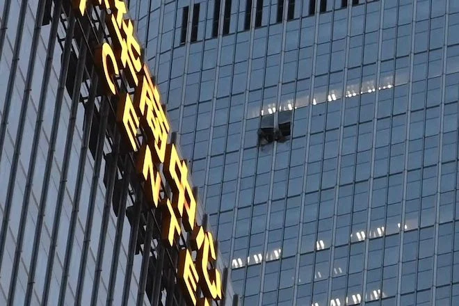 La Citic Tower di Pechino colpita da un aereo