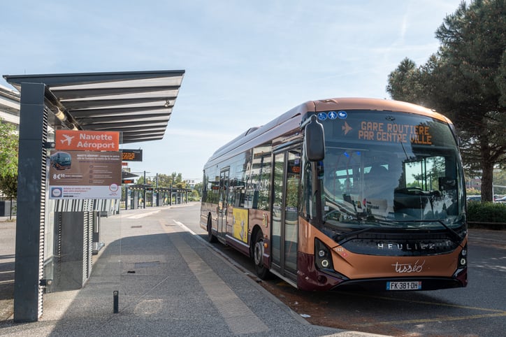 Un parcheggio per autobus alla fermata nel centro di Tolosa
