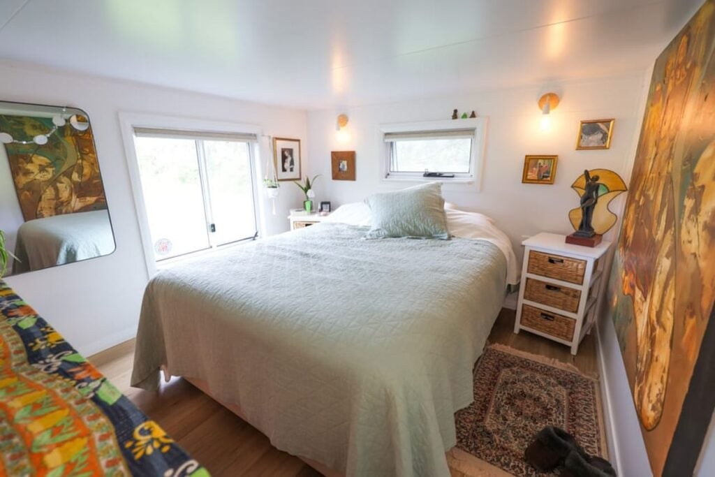 La camera da letto della piccola casa
