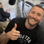 Il combattente MMA sopraffà il passeggero che ha tentato di strangolare l'assistente di volo



