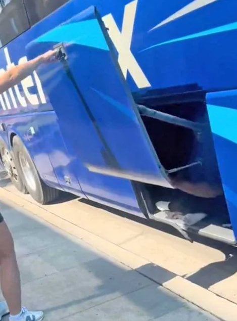 La giovane donna che apre la stiva dei bagagli dell'autobus