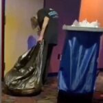 Commossa nel vedere un'impiegata di un cinema di 85 anni pulire i corridoi, ha lanciato una raccolta fondi e ha raccolto 133.000 euro... ma ha ricevuto critiche


