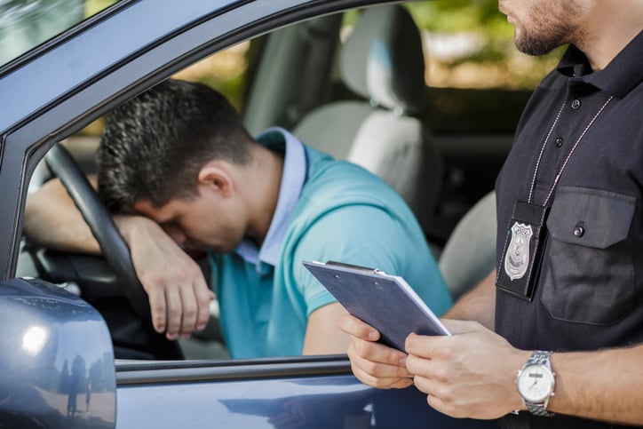 Un automobilista viene fermato dalla polizia