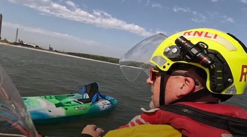 La squadra di soccorso durante il salvataggio di Marley Jones e di suo nonno