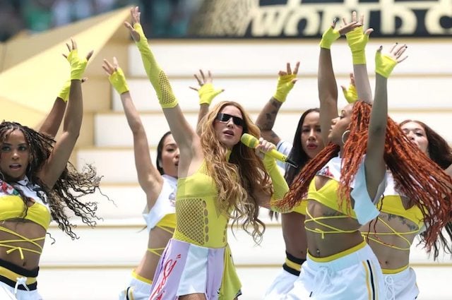 La cantante Shakira durante la cerimonia di apertura della Coppa del Mondo