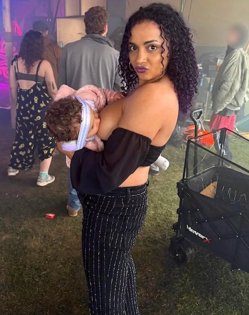 Tayah Ettienne allatta sua figlia al festival