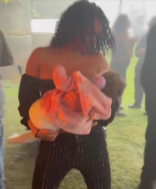 Tayah Ettienne allatta sua figlia al festival