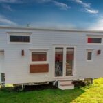 Questa piccola casa con i suoi due soppalchi collegati è un'interessante soluzione abitativa per le famiglie


