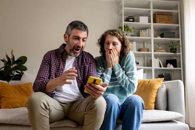 Una coppia sotto shock controlla il cellulare