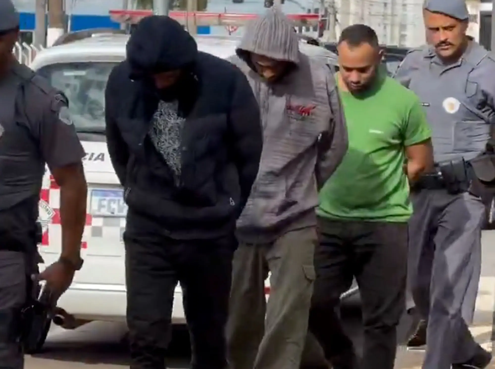Maicon Fernandes Cintra (42 anni), Luis Felipe Feliciano Egoroff (32 anni) e Vitor de Freitas Gonçalves poco dopo il loro arresto in Brasile