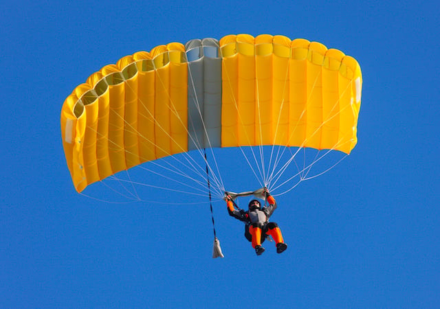 Un paracadutista durante un salto