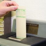 Licenziato per aver mentito sull'orario di lavoro, denuncia il suo capo per lo stesso motivo e ottiene... 21.000 euro


