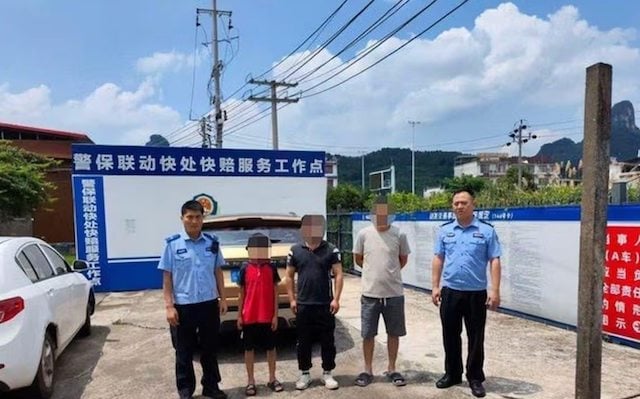 L'autista Luo e la polizia dopo il suo arresto