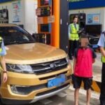 Ragazzo, 12 anni, si finge nano dopo essere stato sorpreso a guidare senza patente in autostrada 


